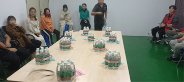 這家公司真土豪，套圈竟用現(xiàn)金當(dāng)禮品！